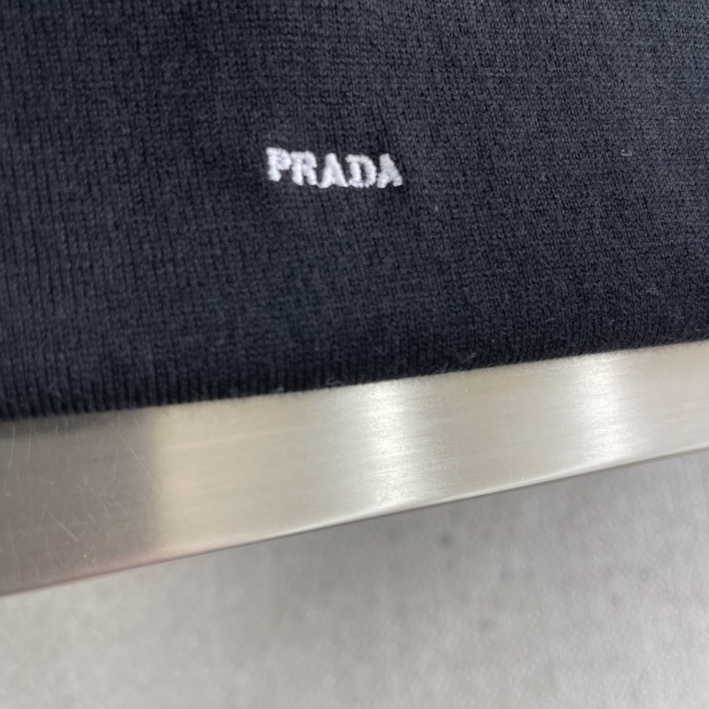 Pra*a sweater